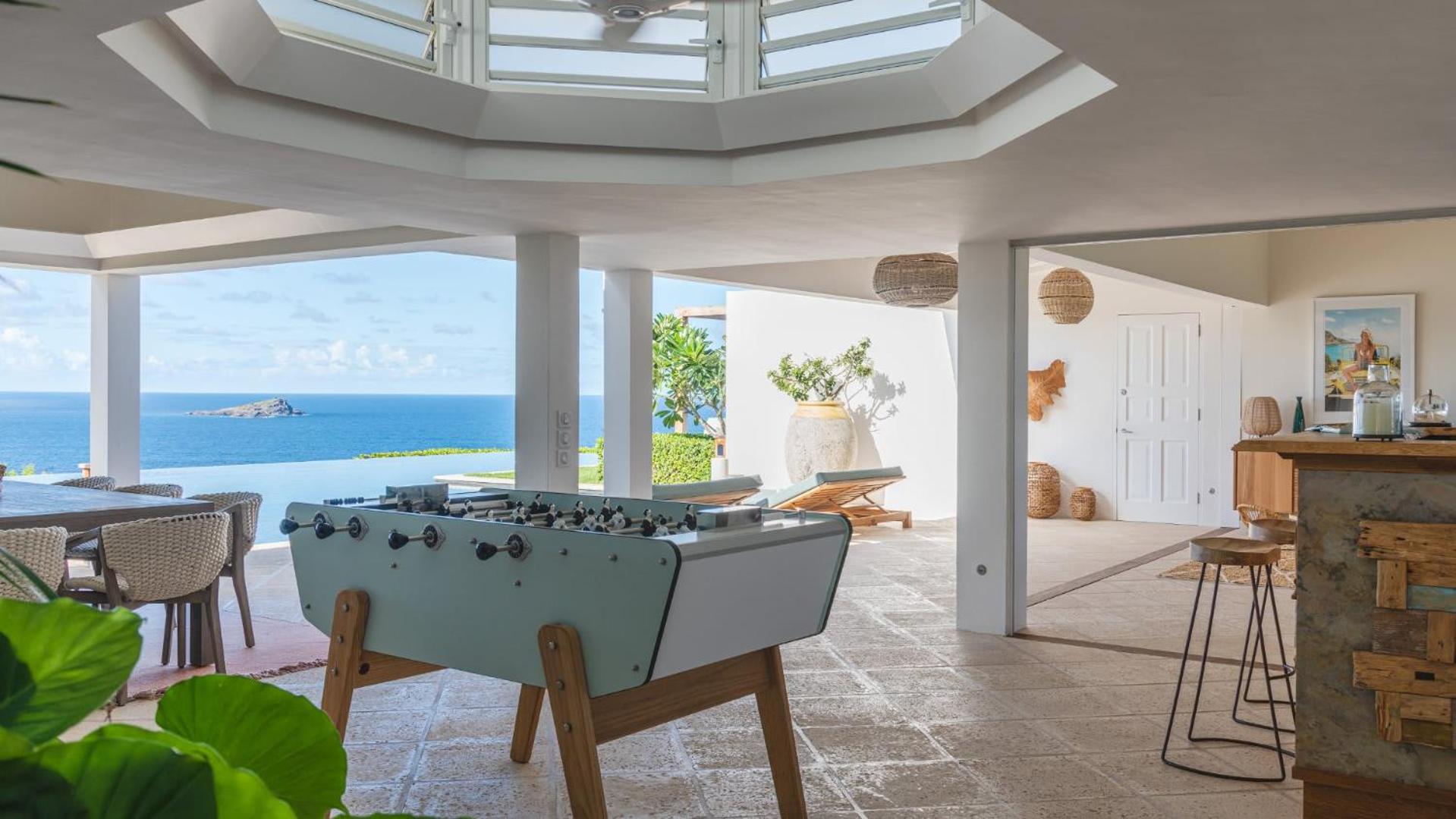 Bright Villa with Contemporary Style
