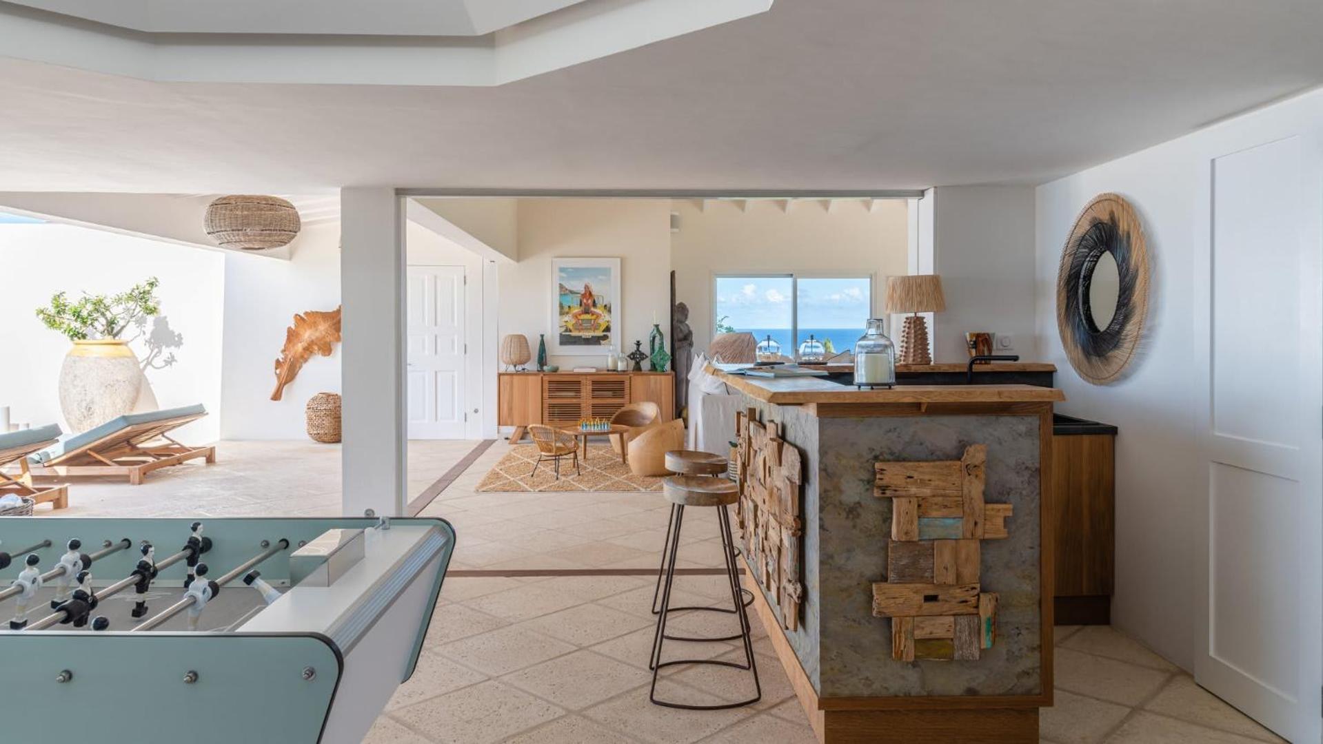 Bright Villa with Contemporary Style