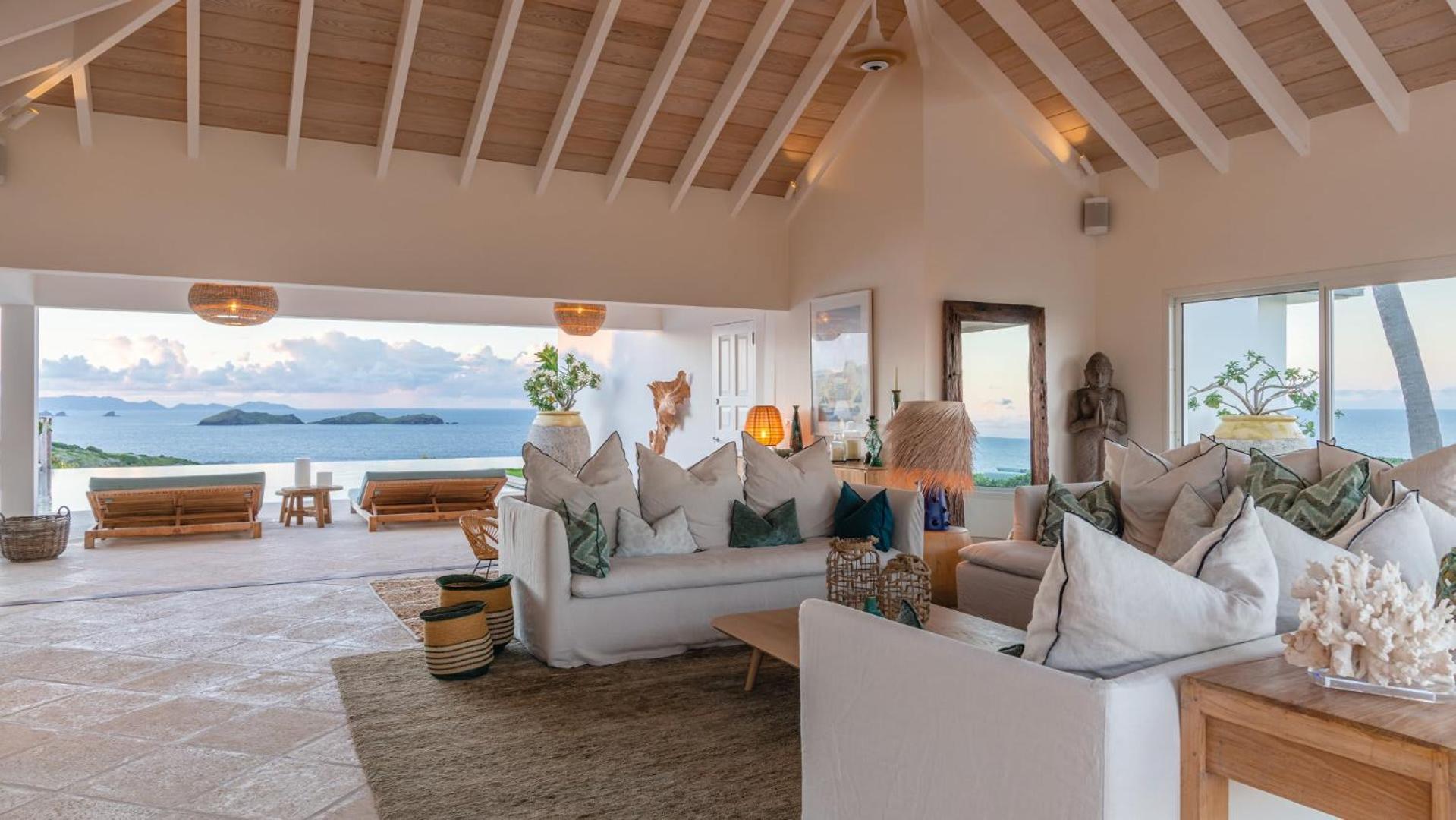 Bright Villa with Contemporary Style