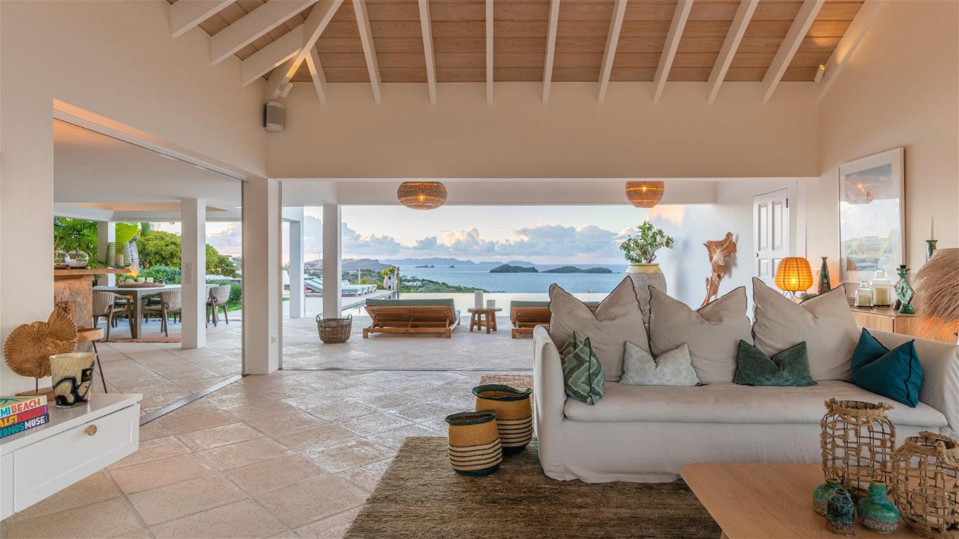 Bright Villa with Contemporary Style
