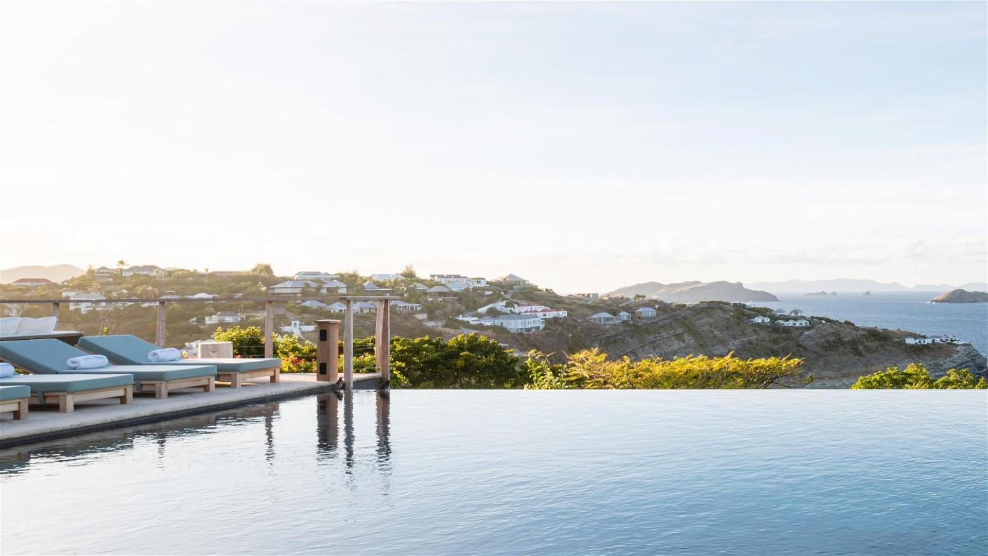 Bright Villa with Contemporary Style