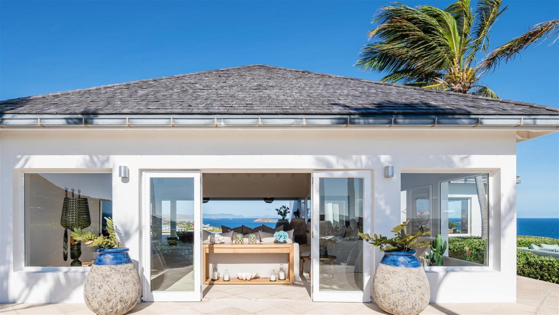 Bright Villa with Contemporary Style