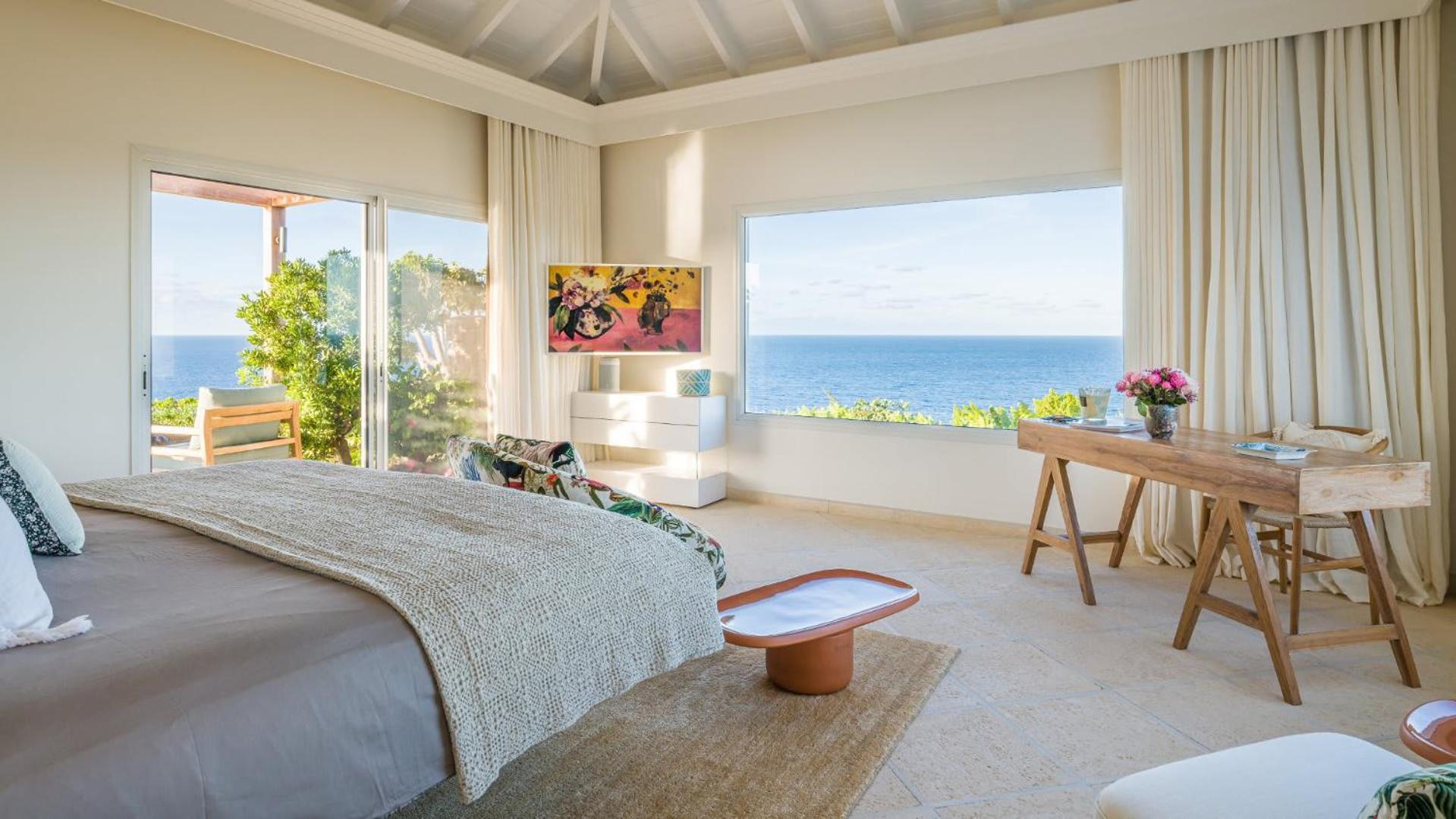 Bright Villa with Contemporary Style