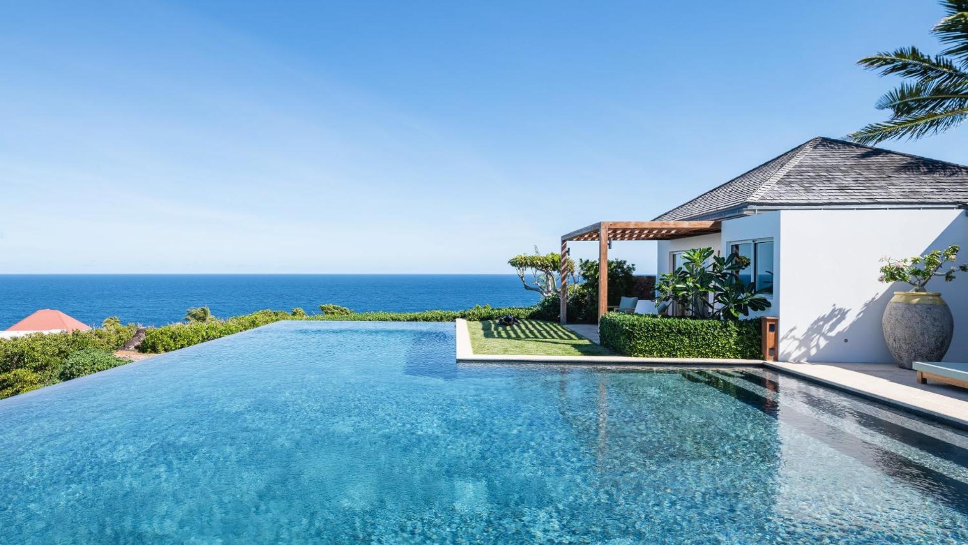 Bright Villa with Contemporary Style