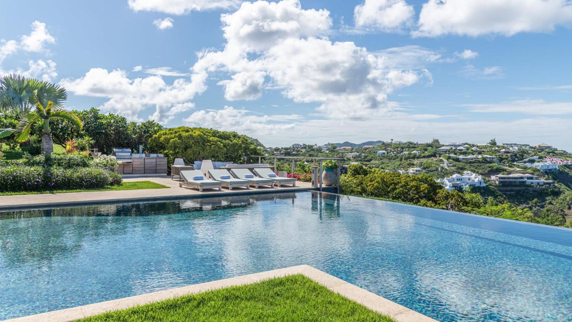 Bright Villa with Contemporary Style