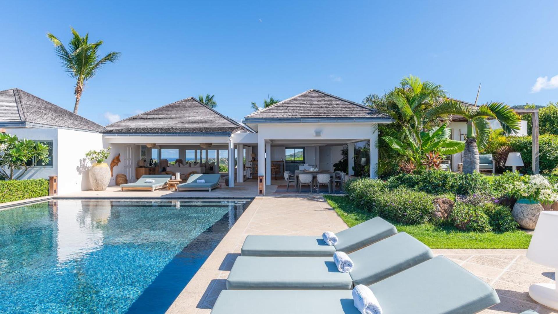 Bright Villa with Contemporary Style
