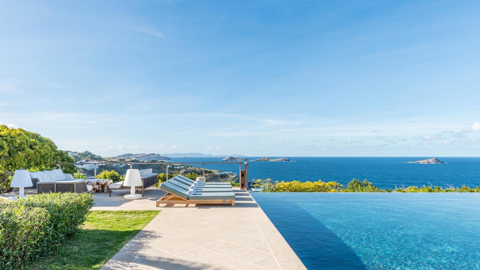 Bright Villa with Contemporary Style