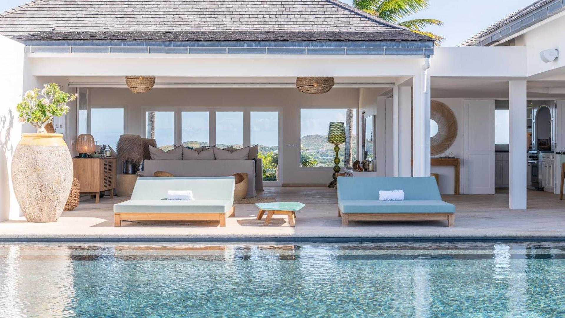 Bright Villa with Contemporary Style