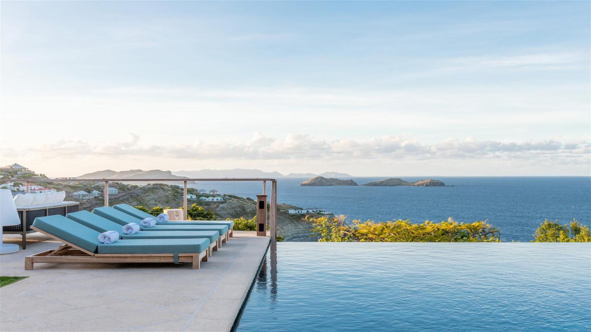 Bright Villa with Contemporary Style