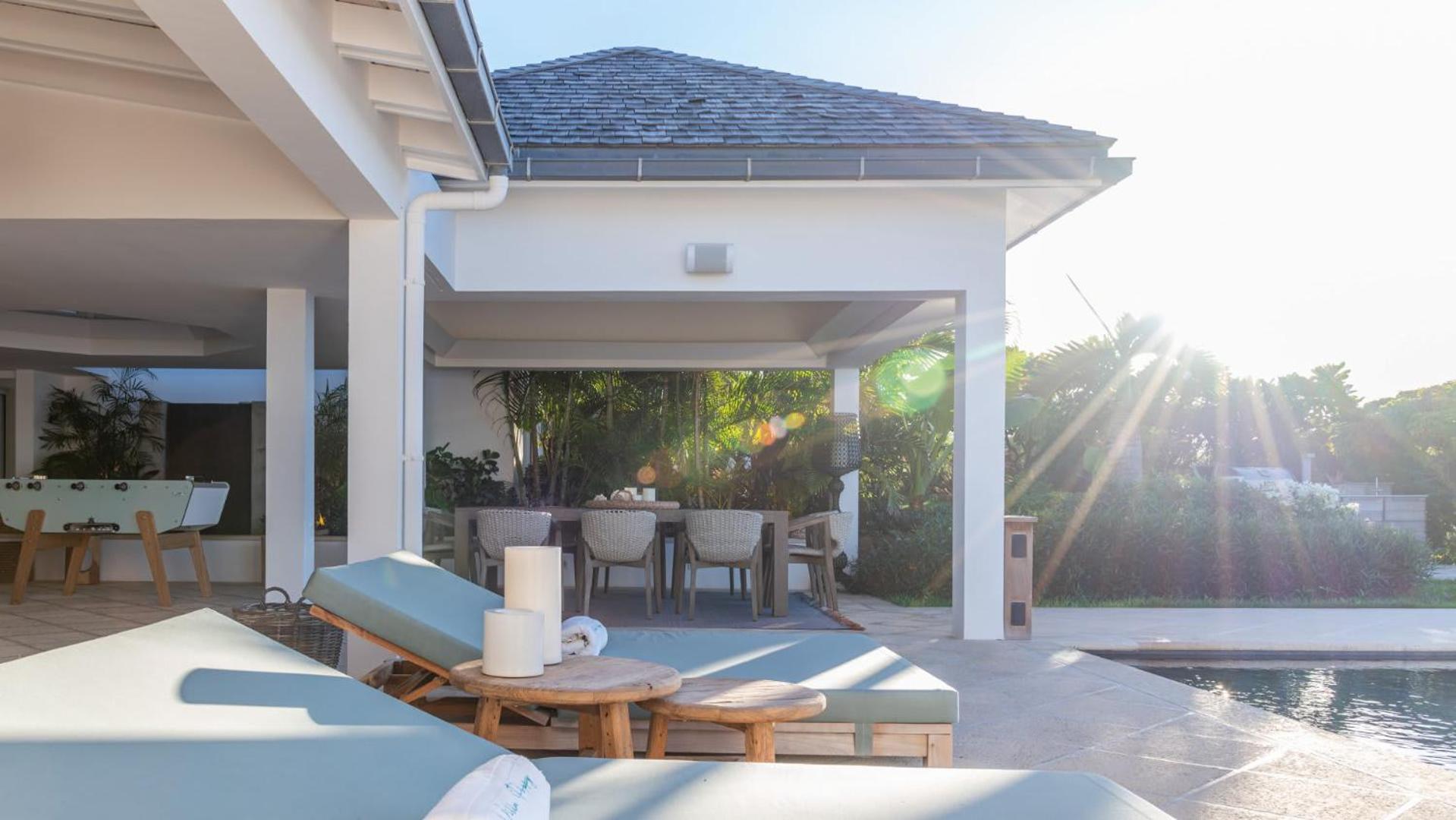Bright Villa with Contemporary Style