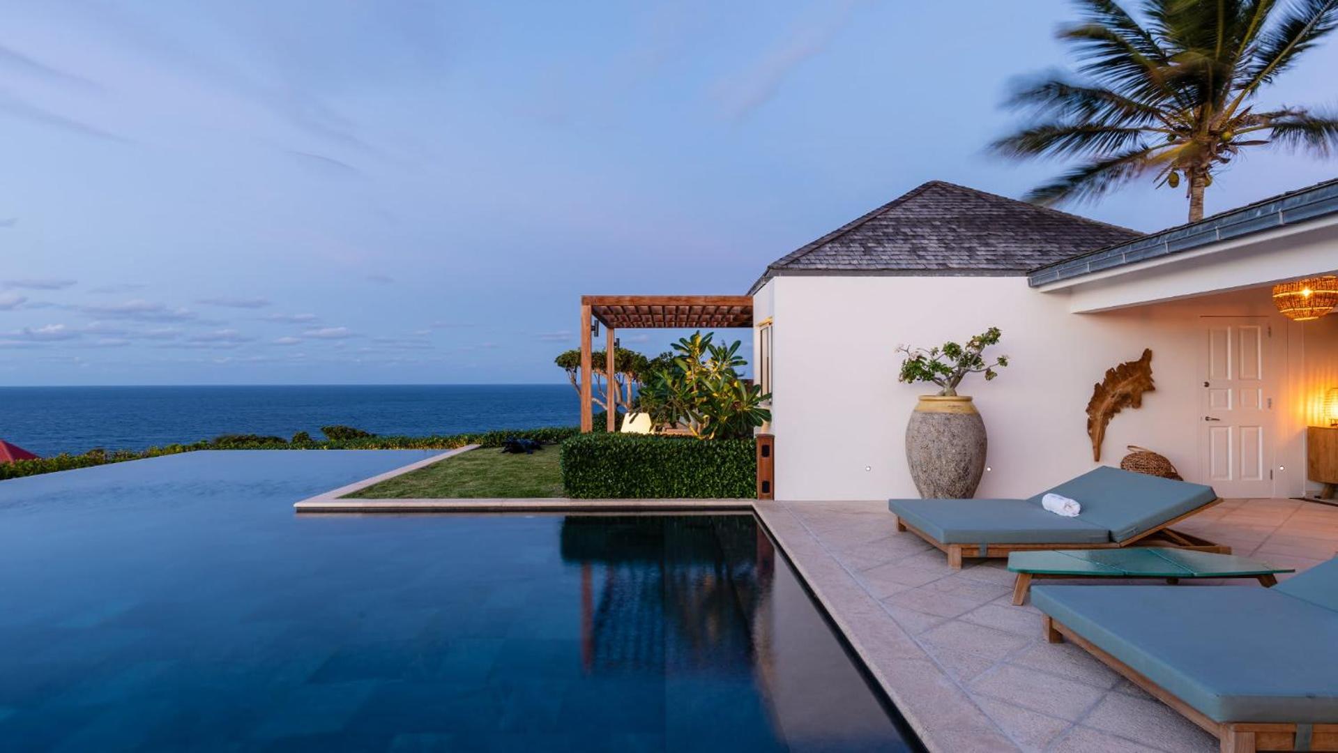 Bright Villa with Contemporary Style