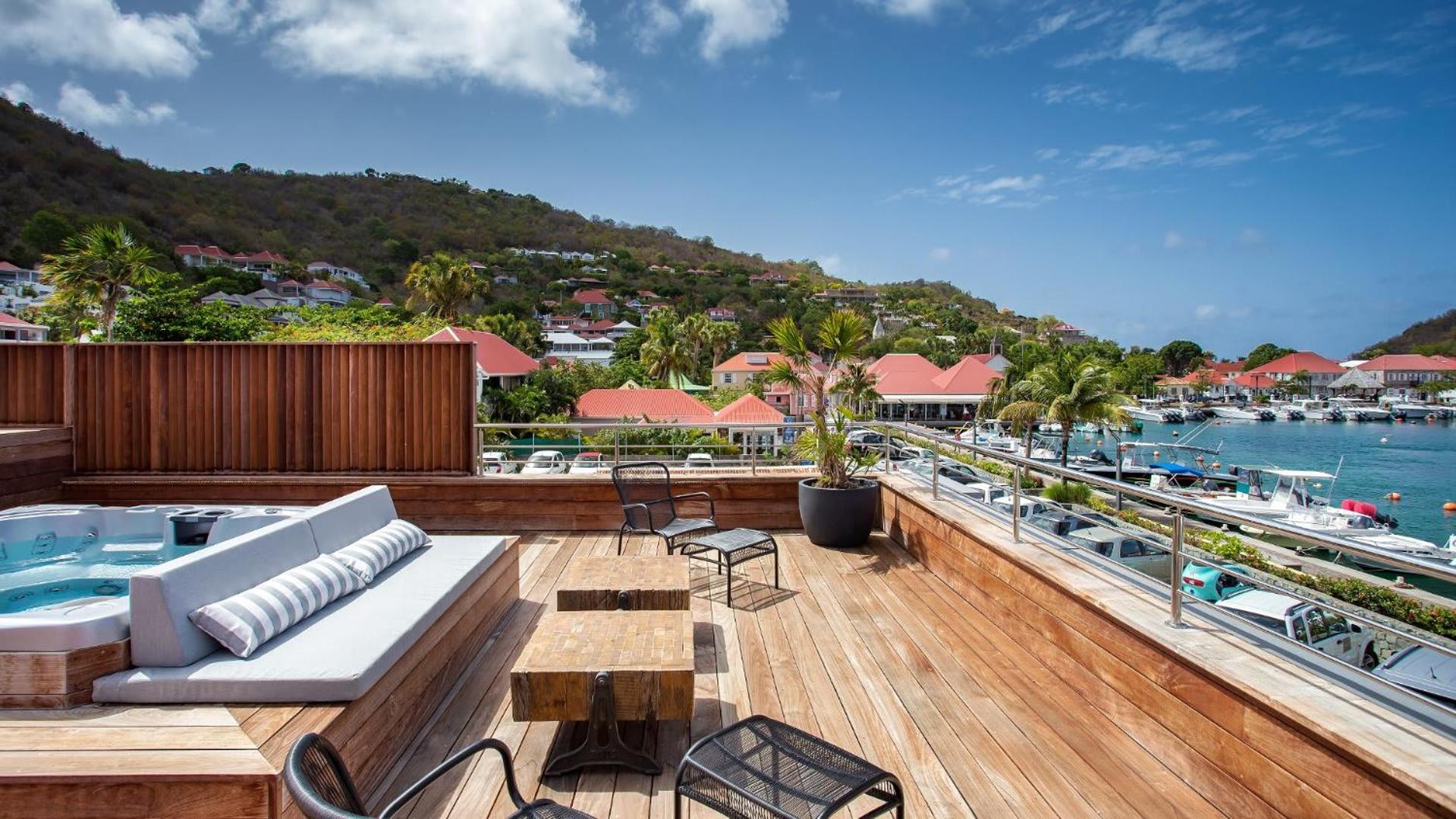 Beautiful Apartment Facing the Harbor