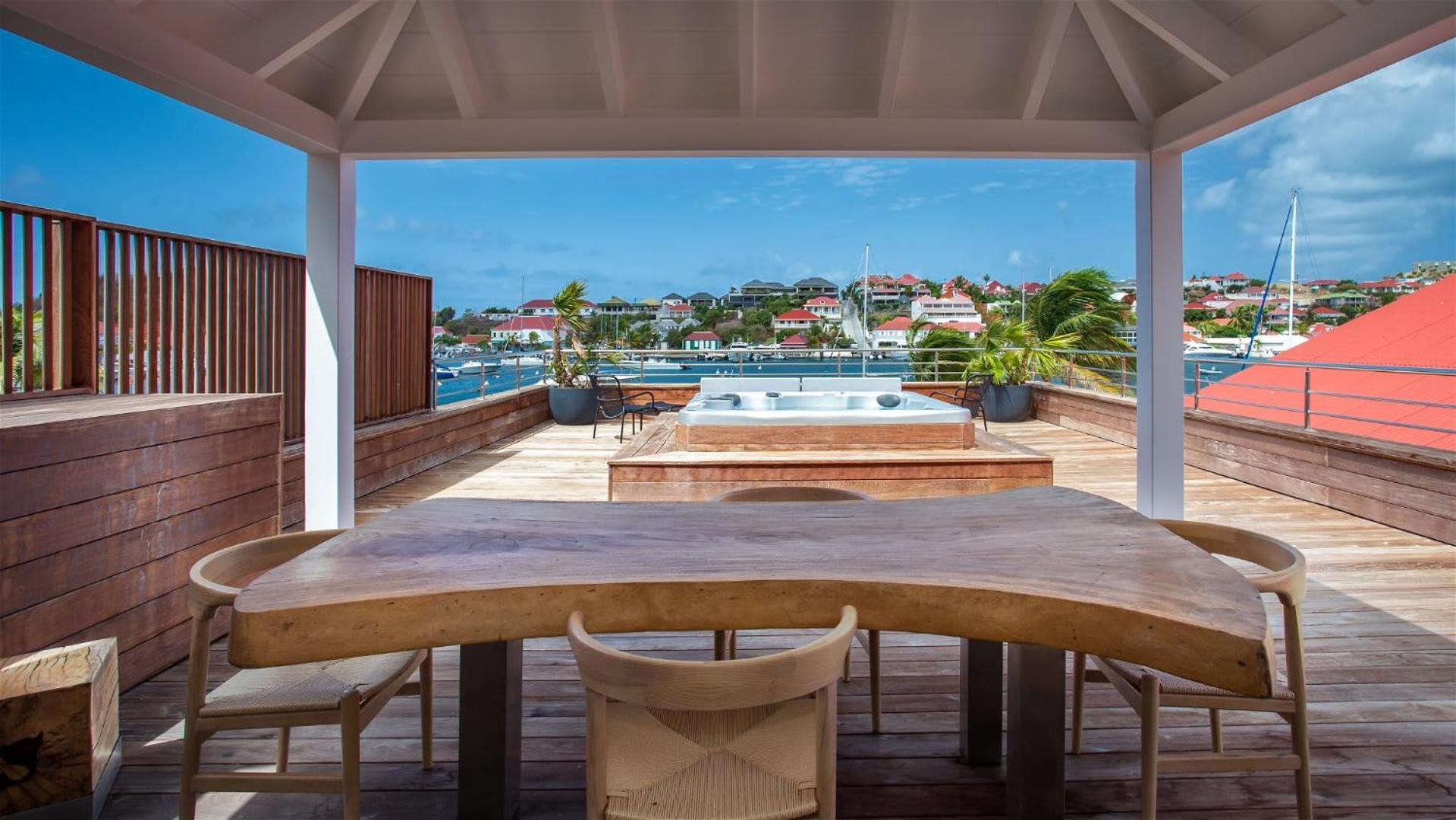 Beautiful Apartment Facing the Harbor