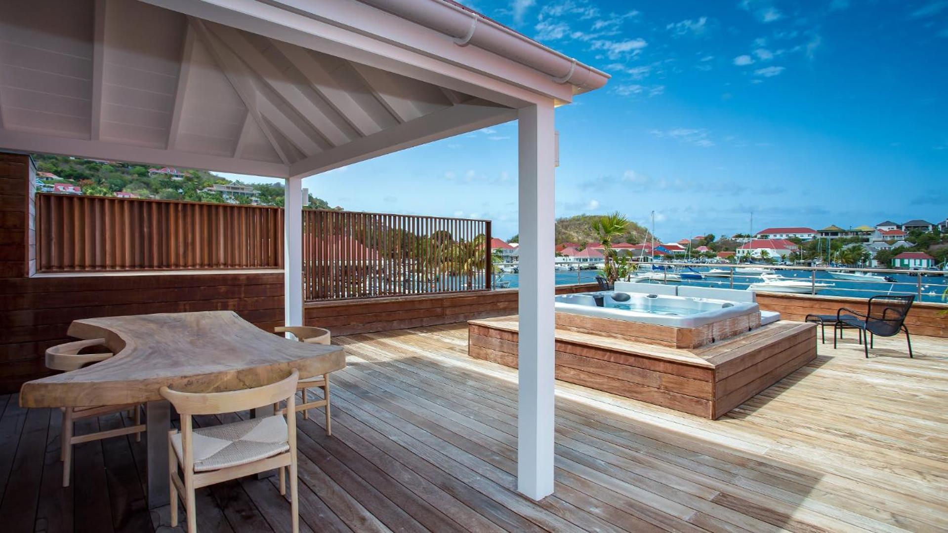 Beautiful Apartment Facing the Harbor