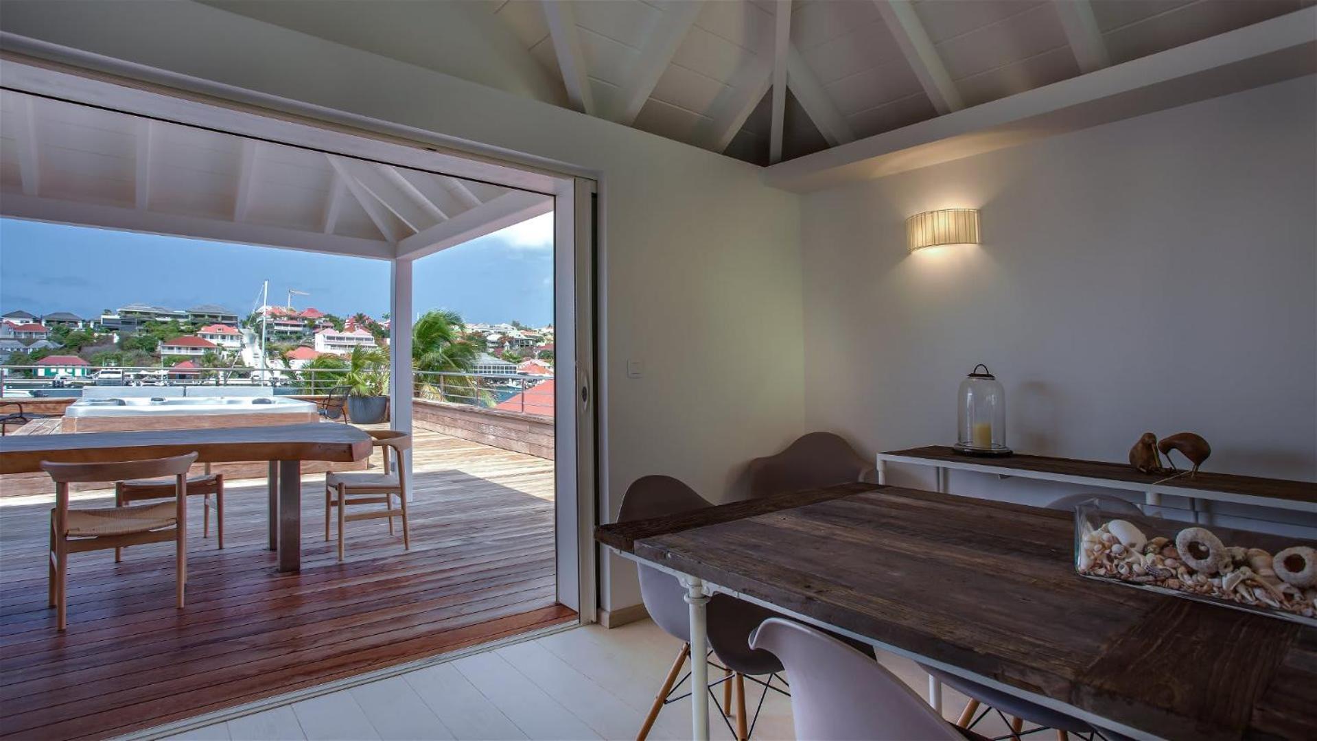 Beautiful Apartment Facing the Harbor