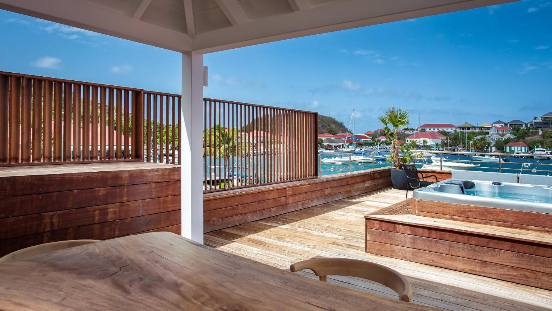 Beautiful Apartment Facing the Harbor