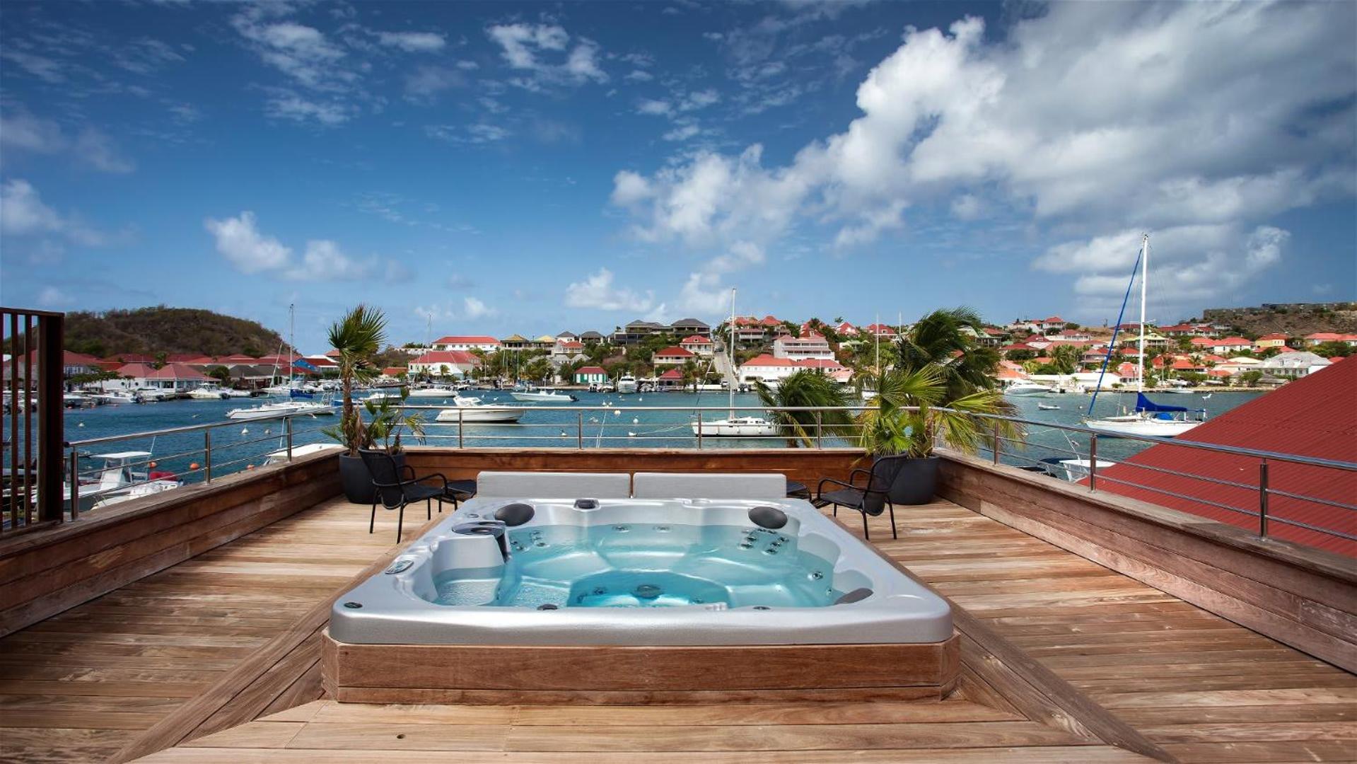 Beautiful Apartment Facing the Harbor