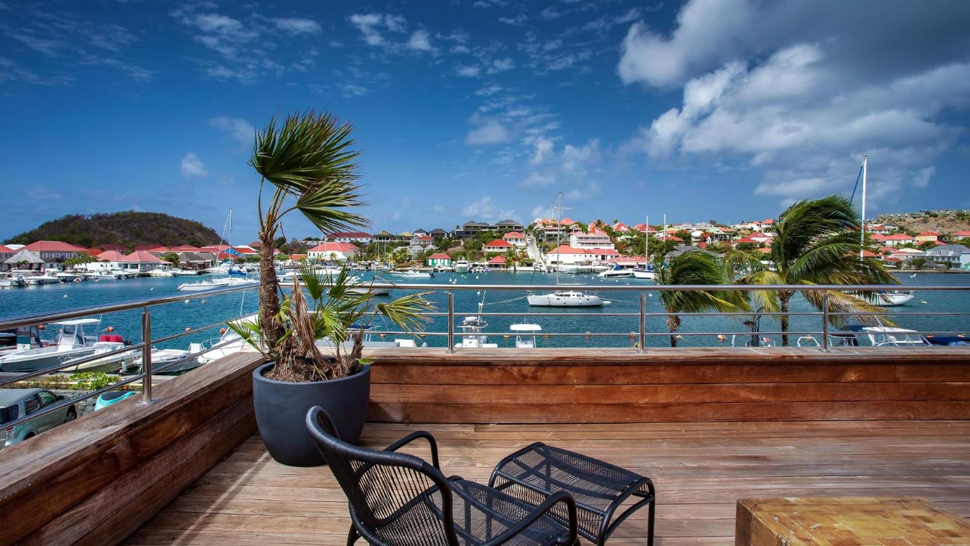 Beautiful Apartment Facing the Harbor