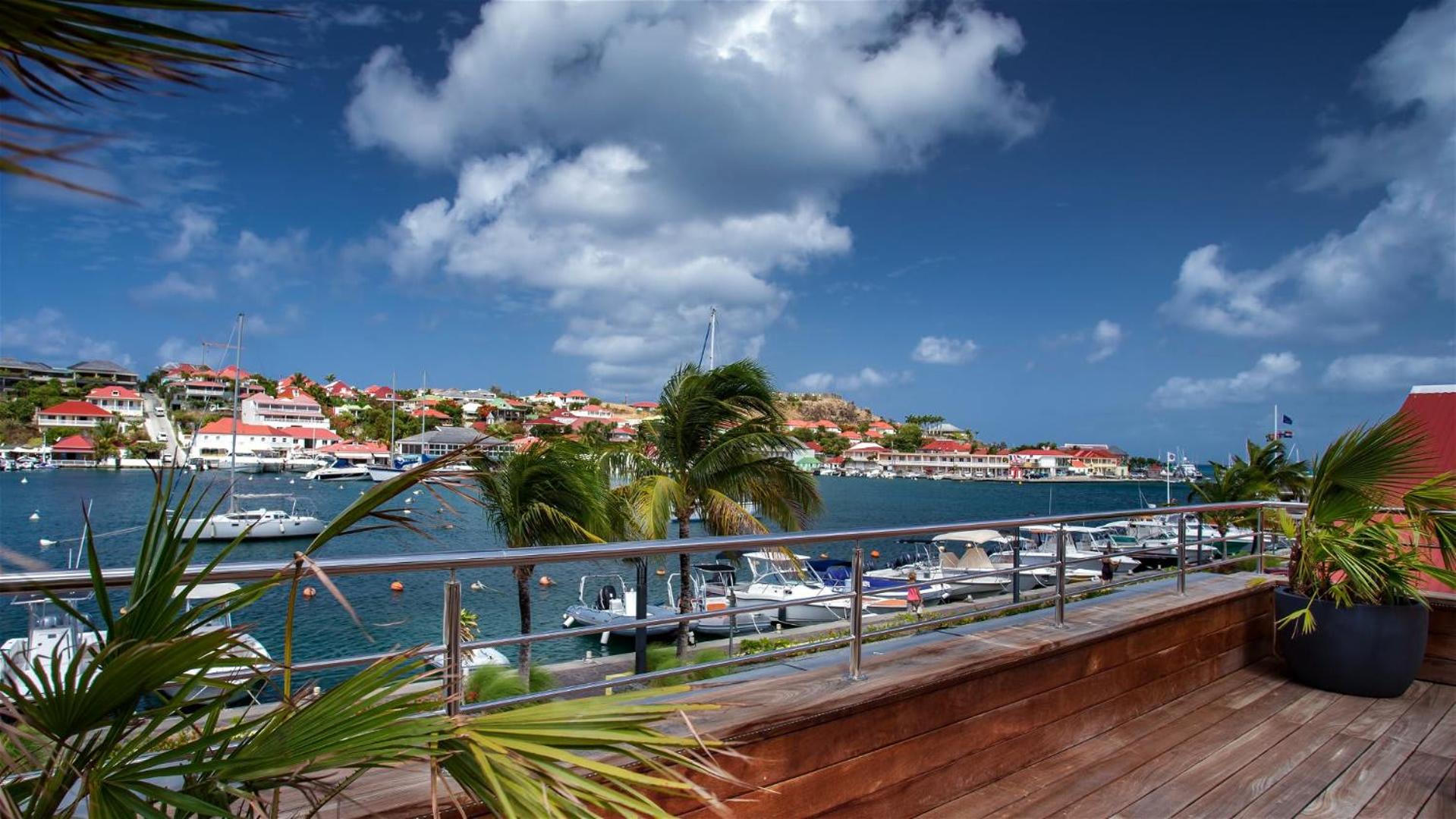 Beautiful Apartment Facing the Harbor