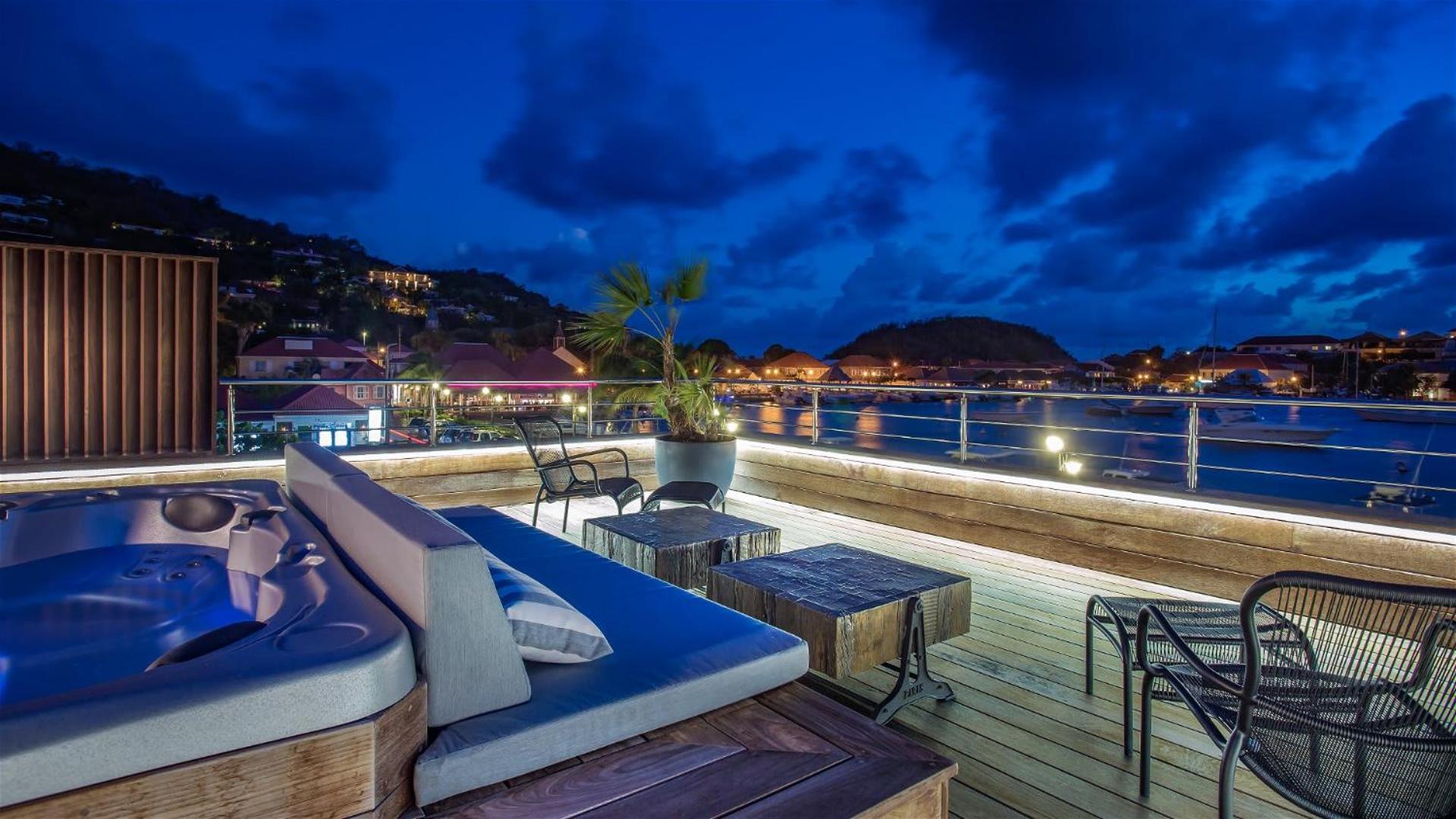 Beautiful Apartment Facing the Harbor
