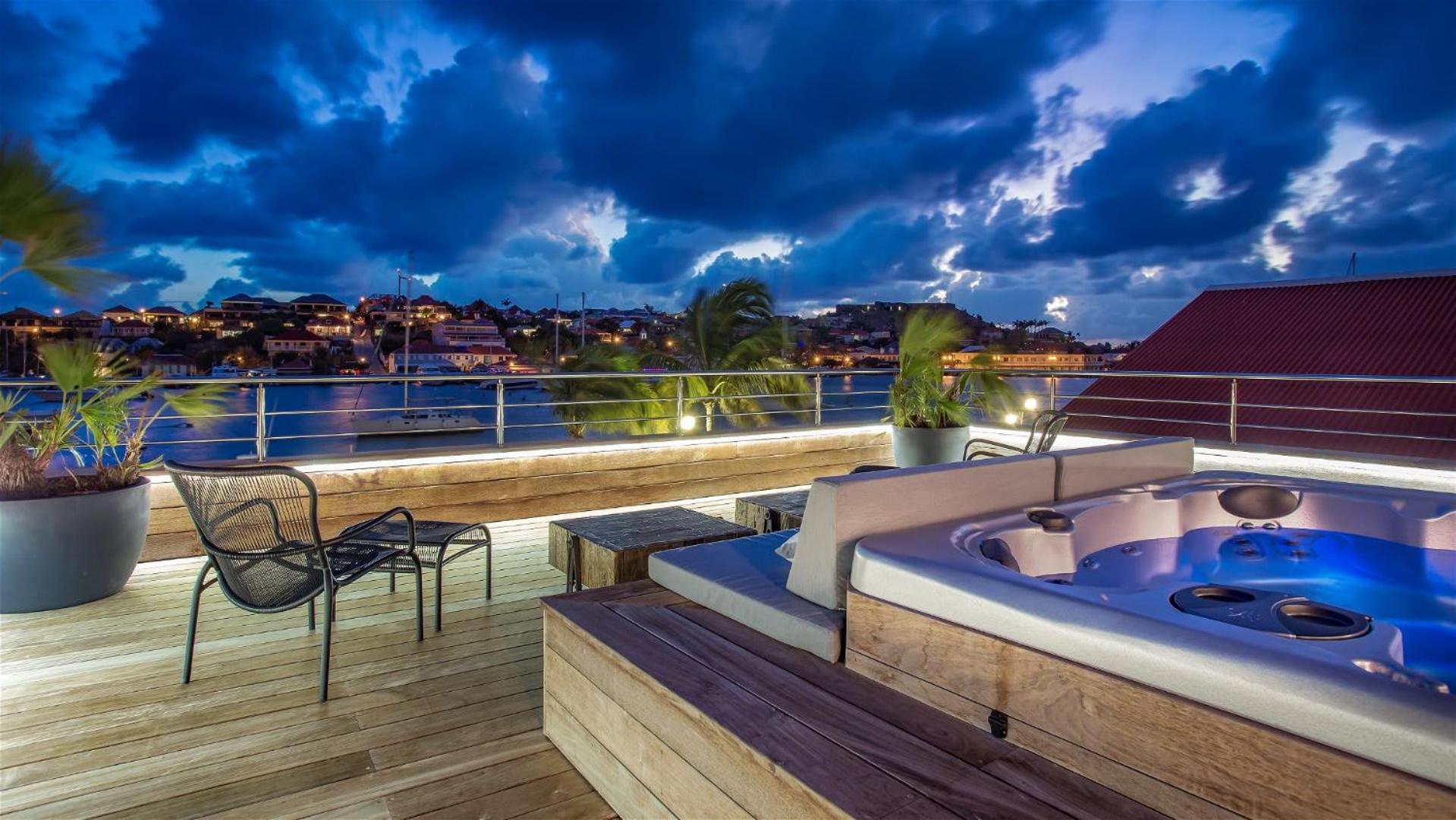 Beautiful Apartment Facing the Harbor