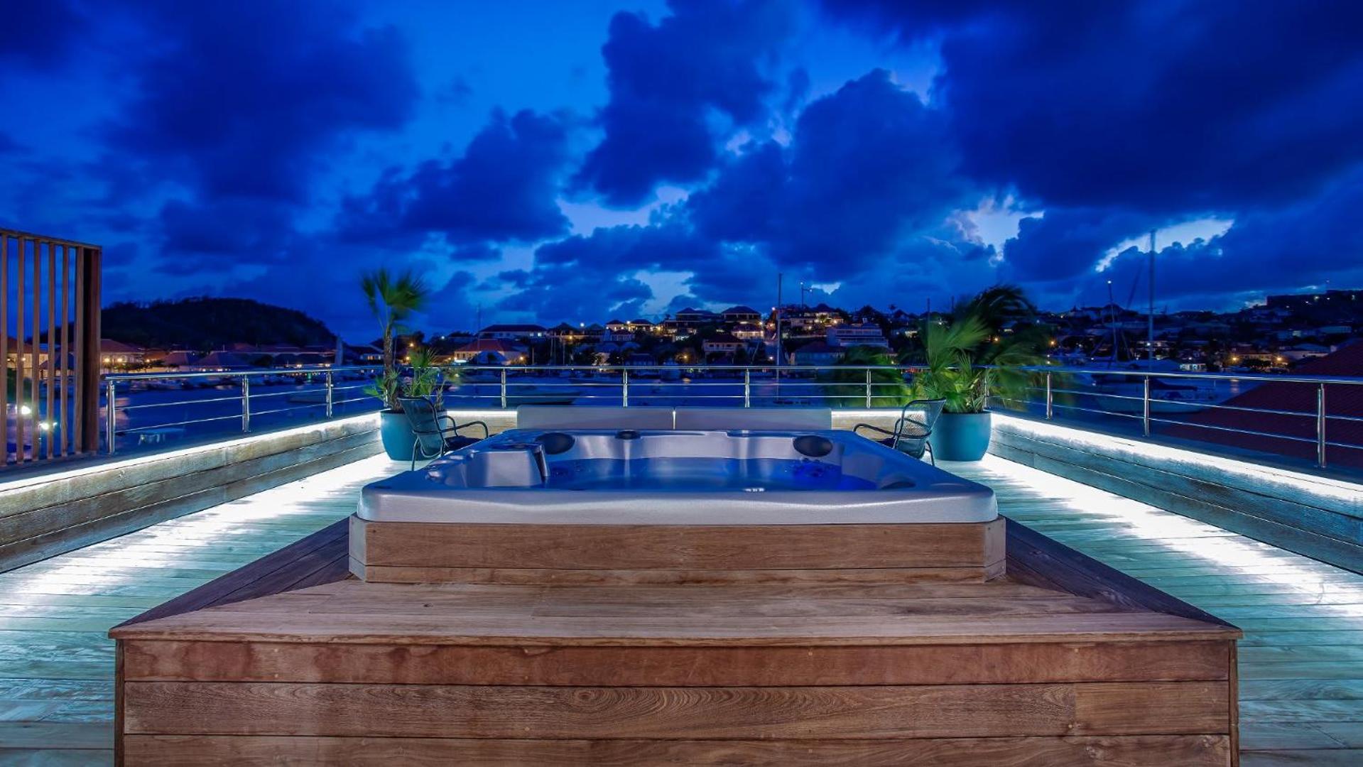 Beautiful Apartment Facing the Harbor
