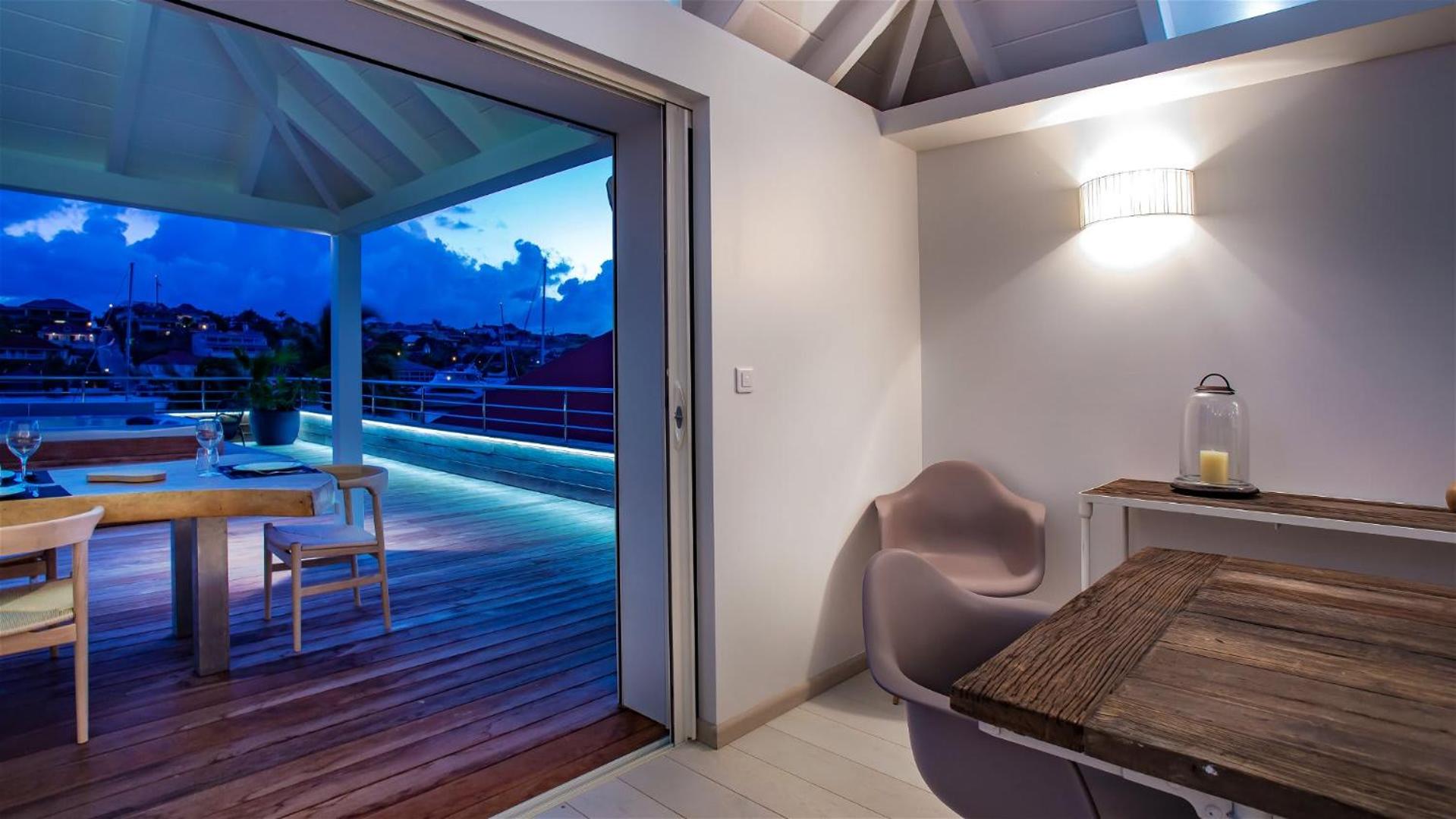 Beautiful Apartment Facing the Harbor