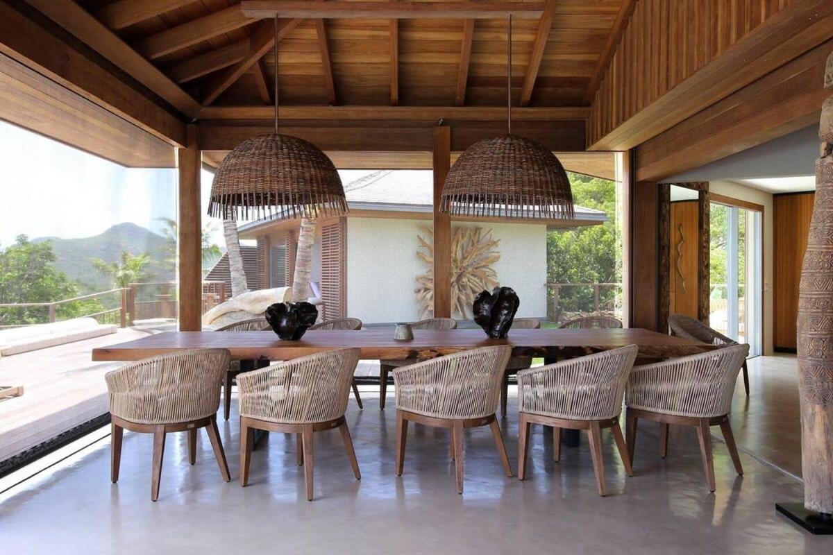 Graceful Villa offering Panoramic Views of the Bay