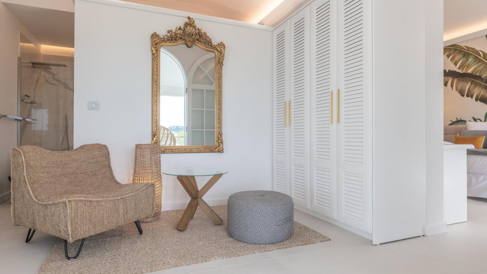 Calm Villa with Refined Decors