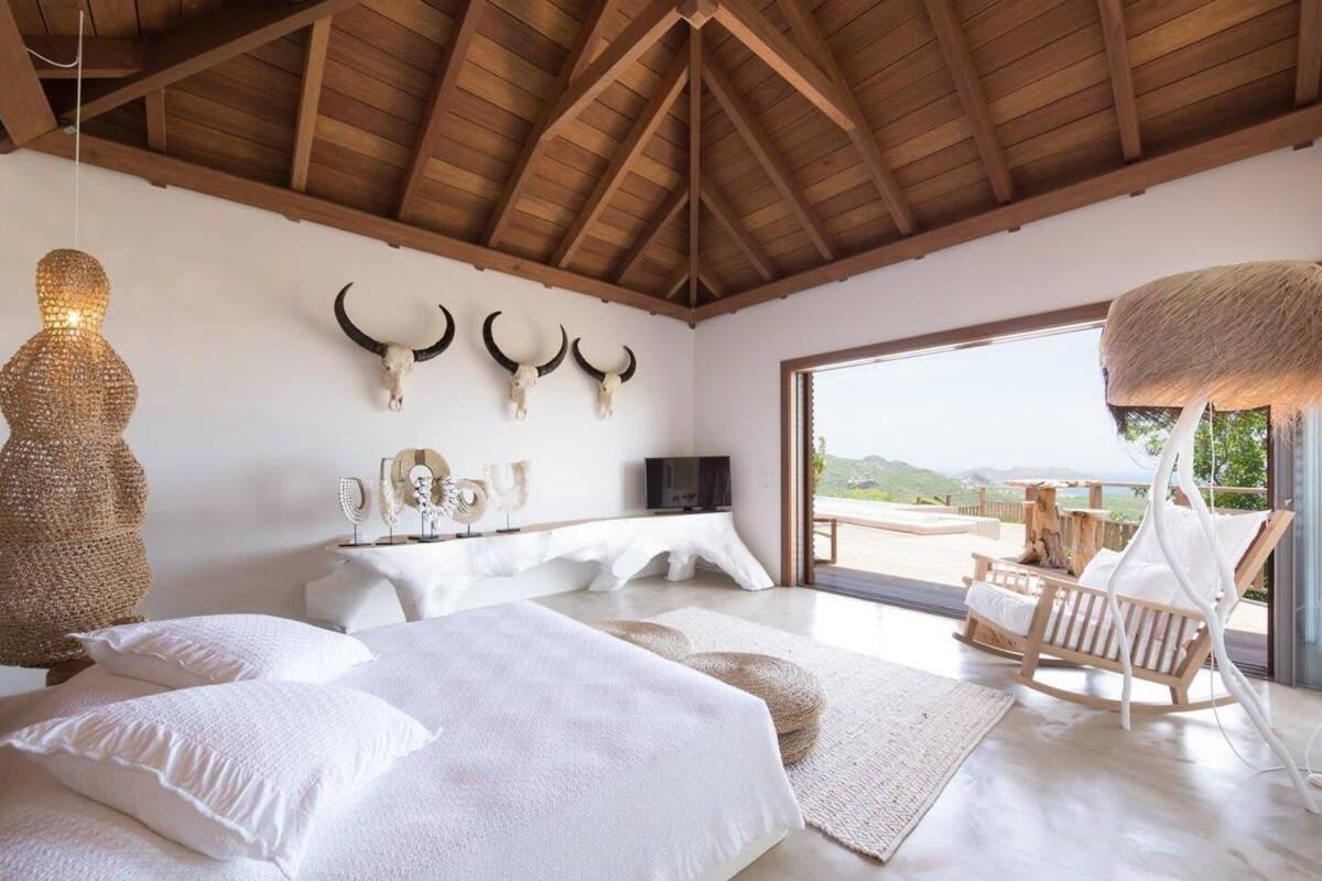Graceful Villa offering Panoramic Views of the Bay