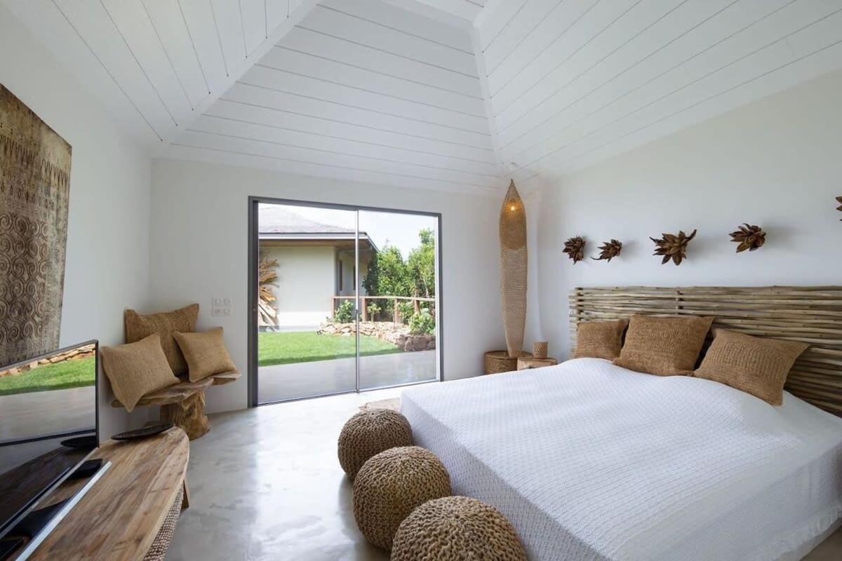 Graceful Villa offering Panoramic Views of the Bay