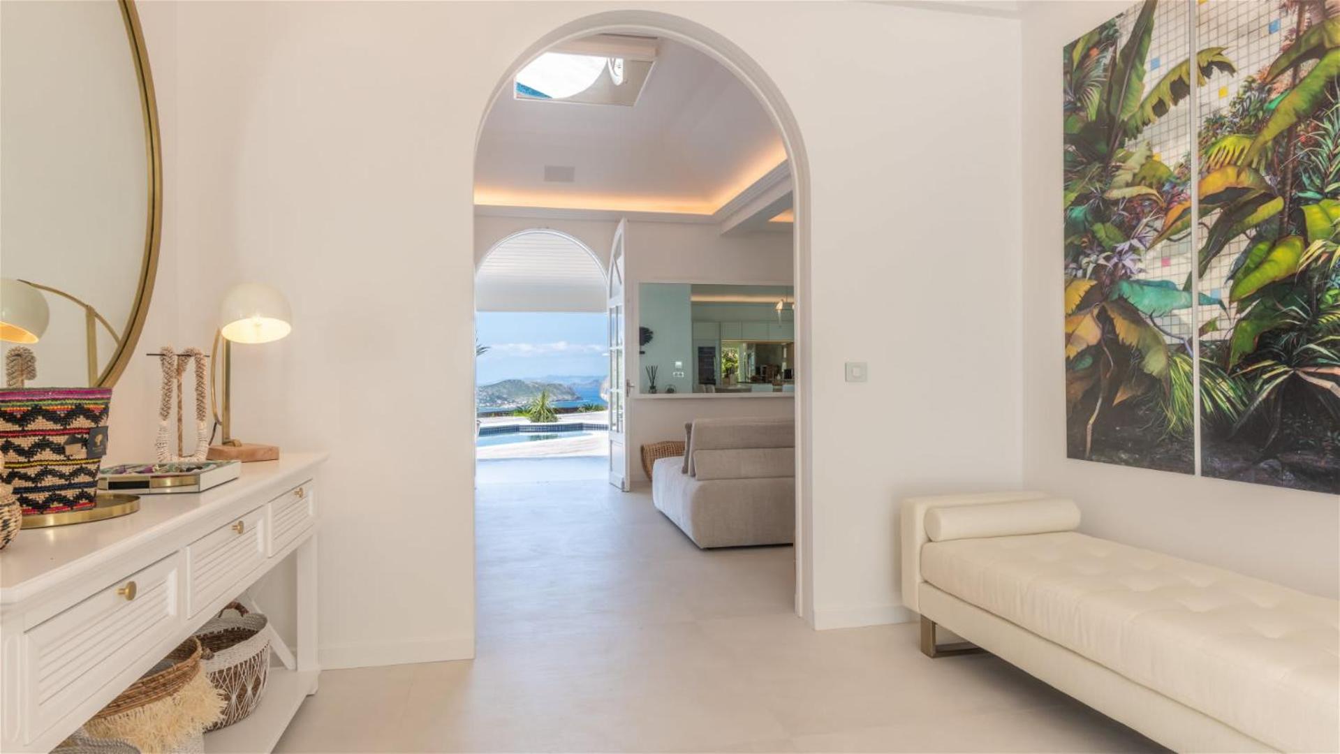 Calm Villa with Refined Decors