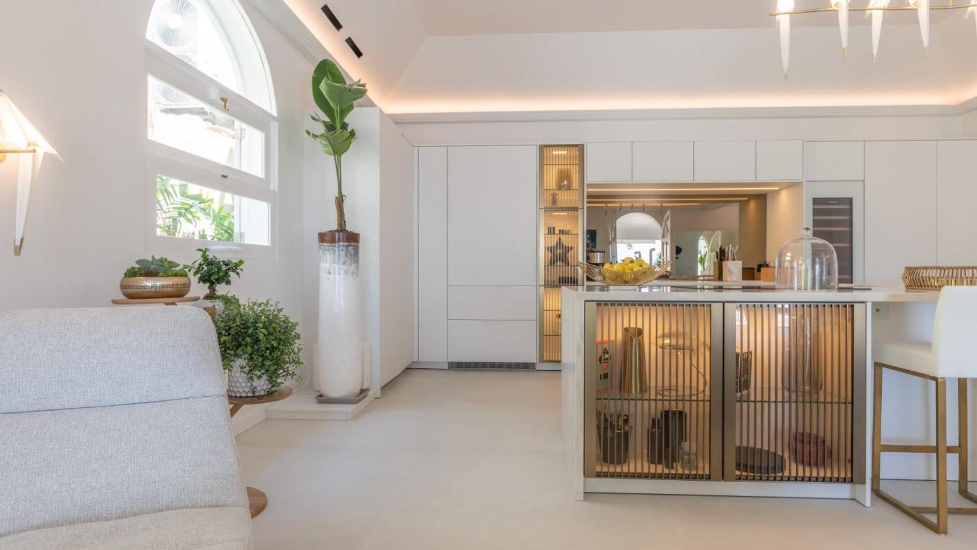 Calm Villa with Refined Decors