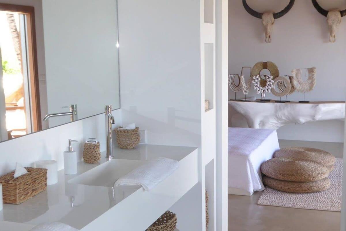 Graceful Villa offering Panoramic Views of the Bay