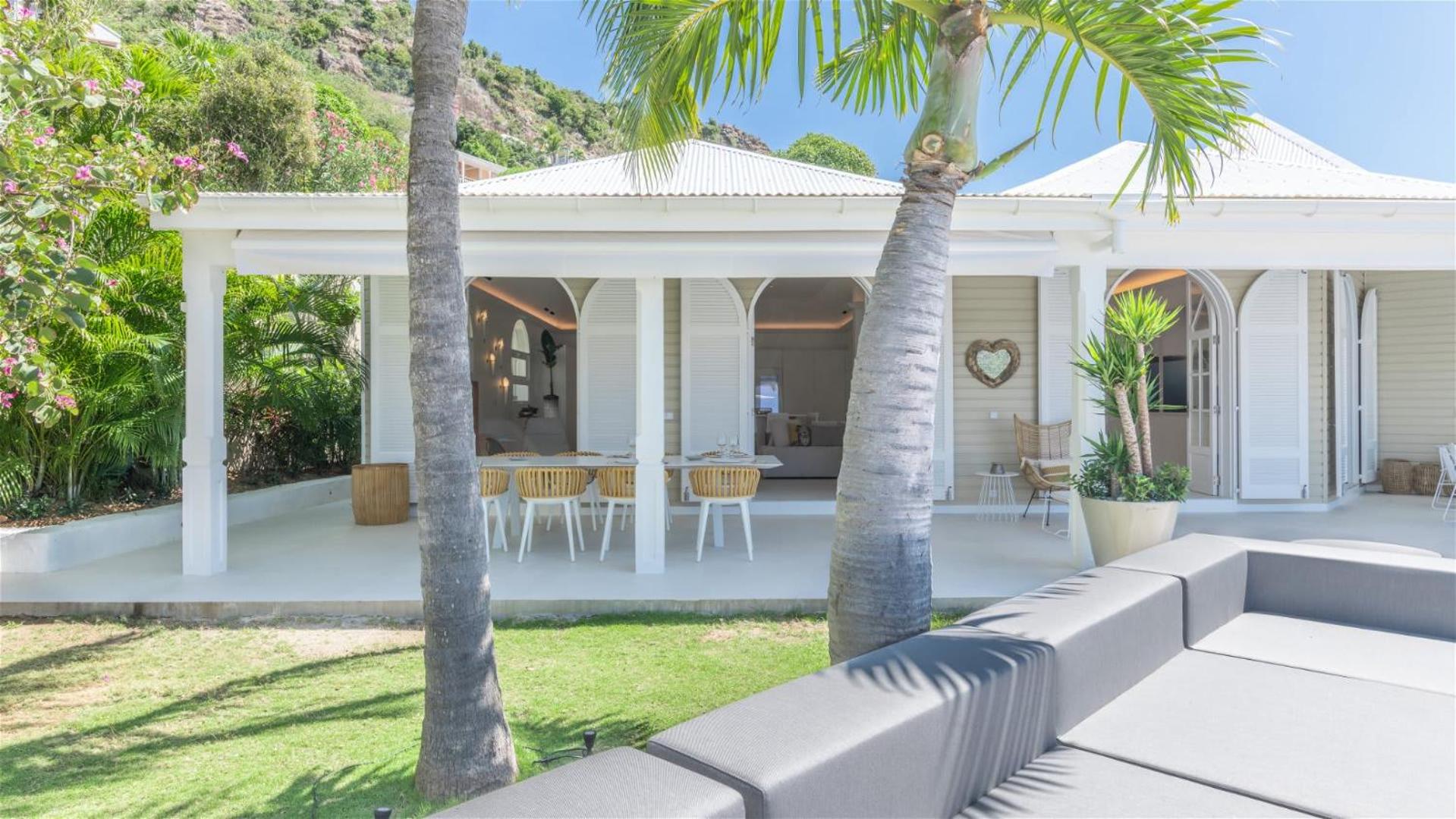 Calm Villa with Refined Decors