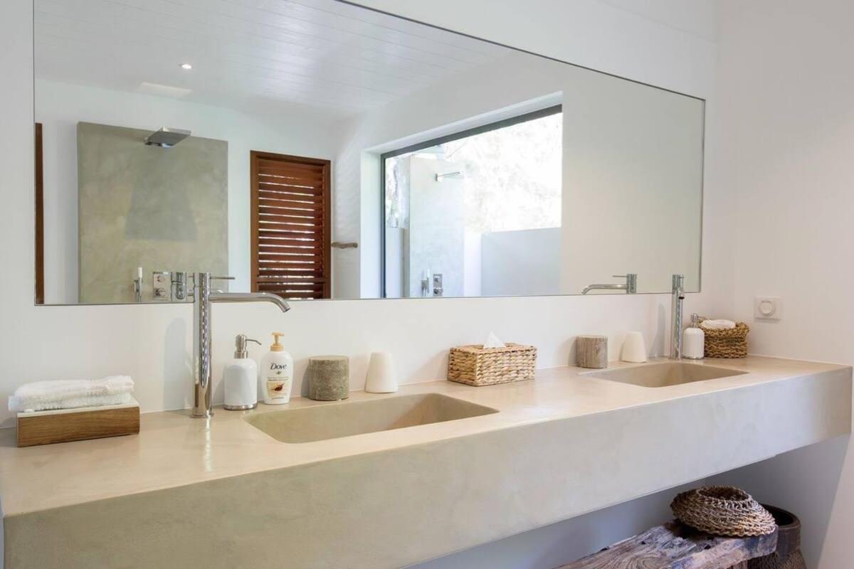 Graceful Villa offering Panoramic Views of the Bay