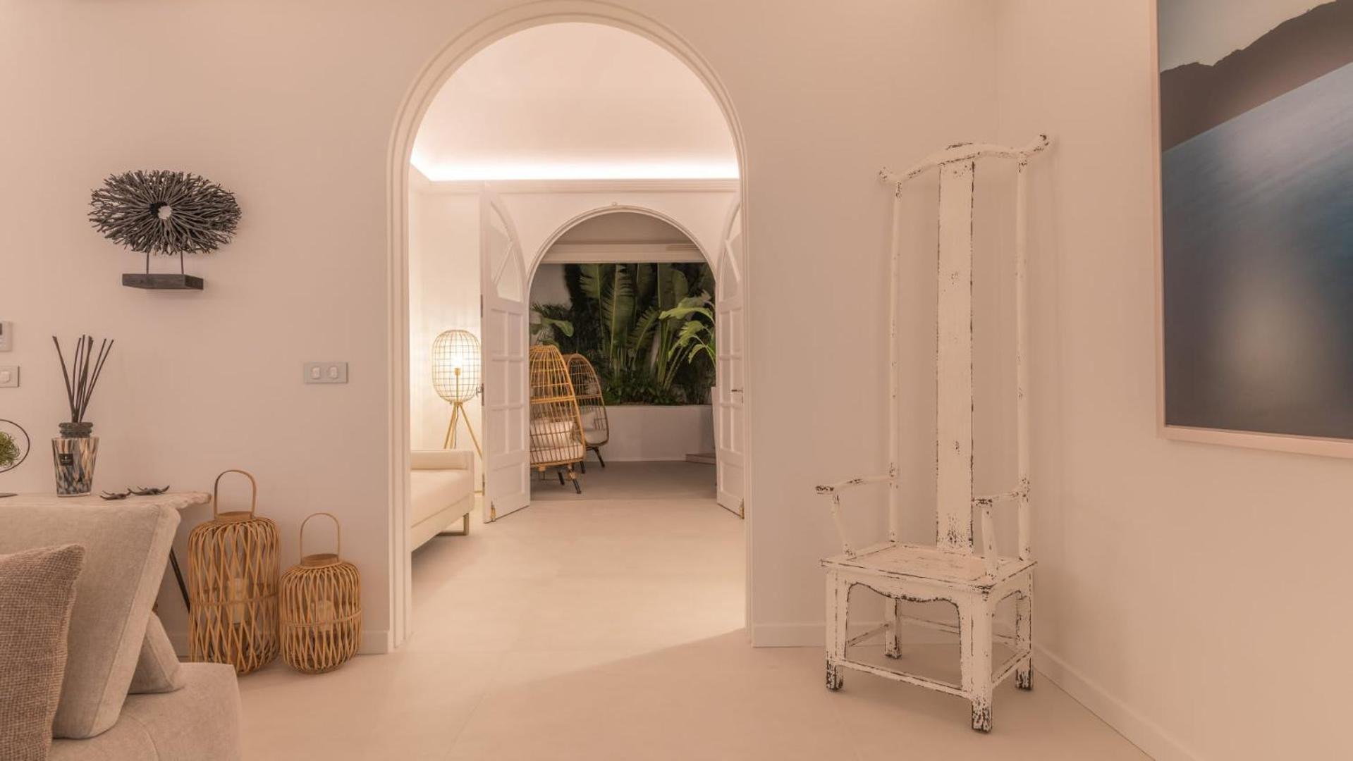 Calm Villa with Refined Decors