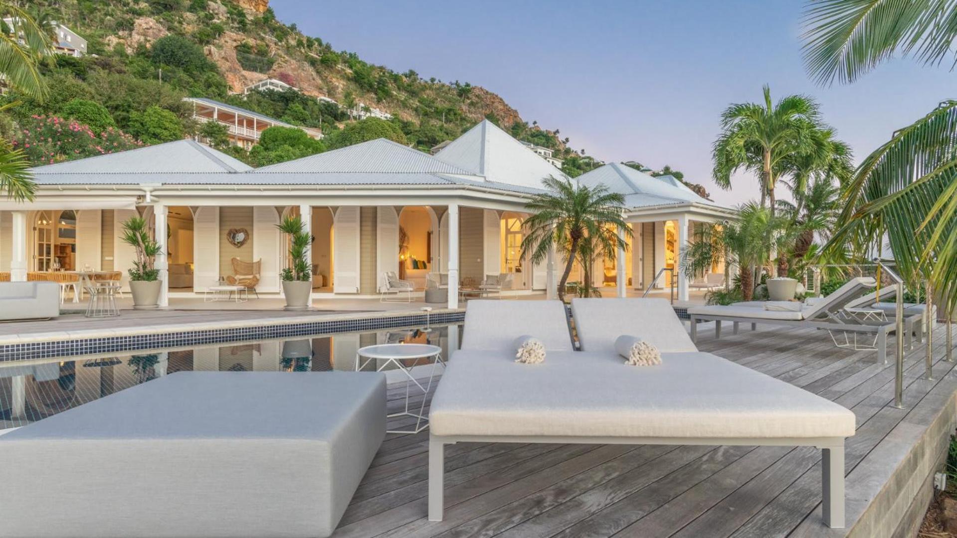 Calm Villa with Refined Decors
