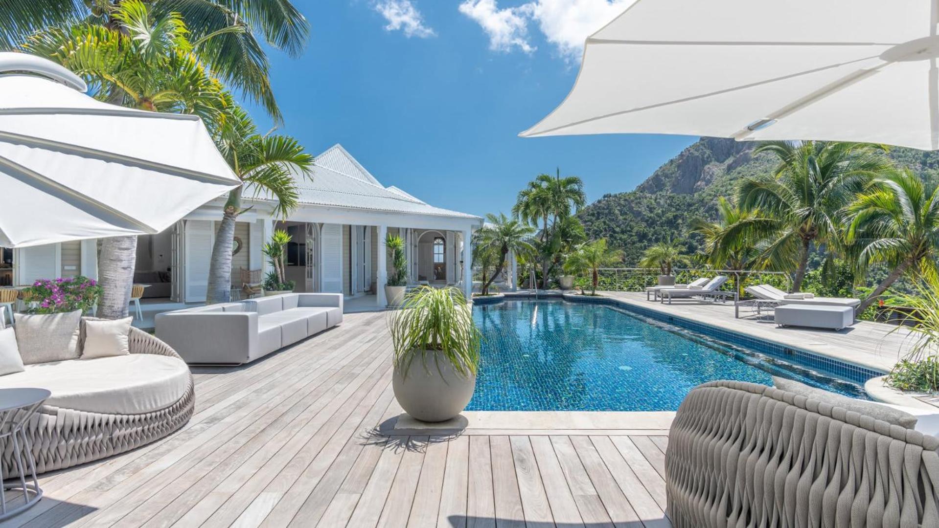 Calm Villa with Refined Decors