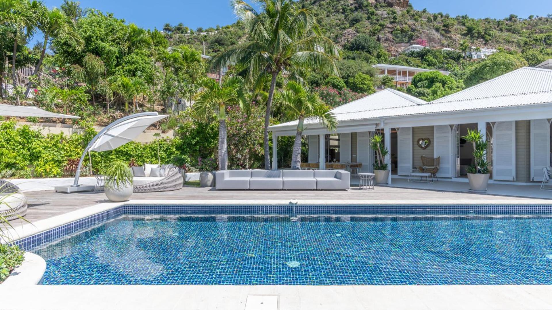 Calm Villa with Refined Decors