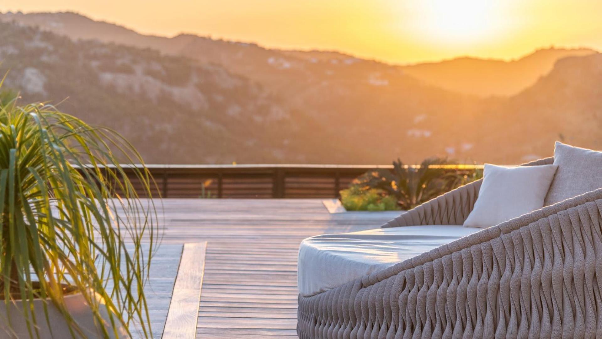 Calm Villa with Refined Decors