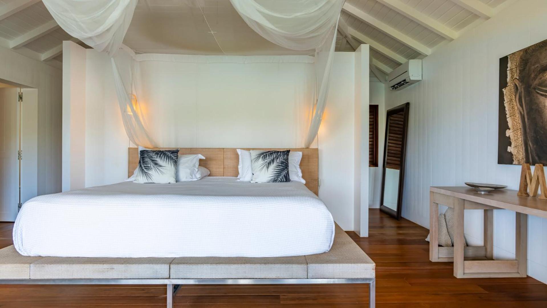 Charming Villa with Contemporary Decoration