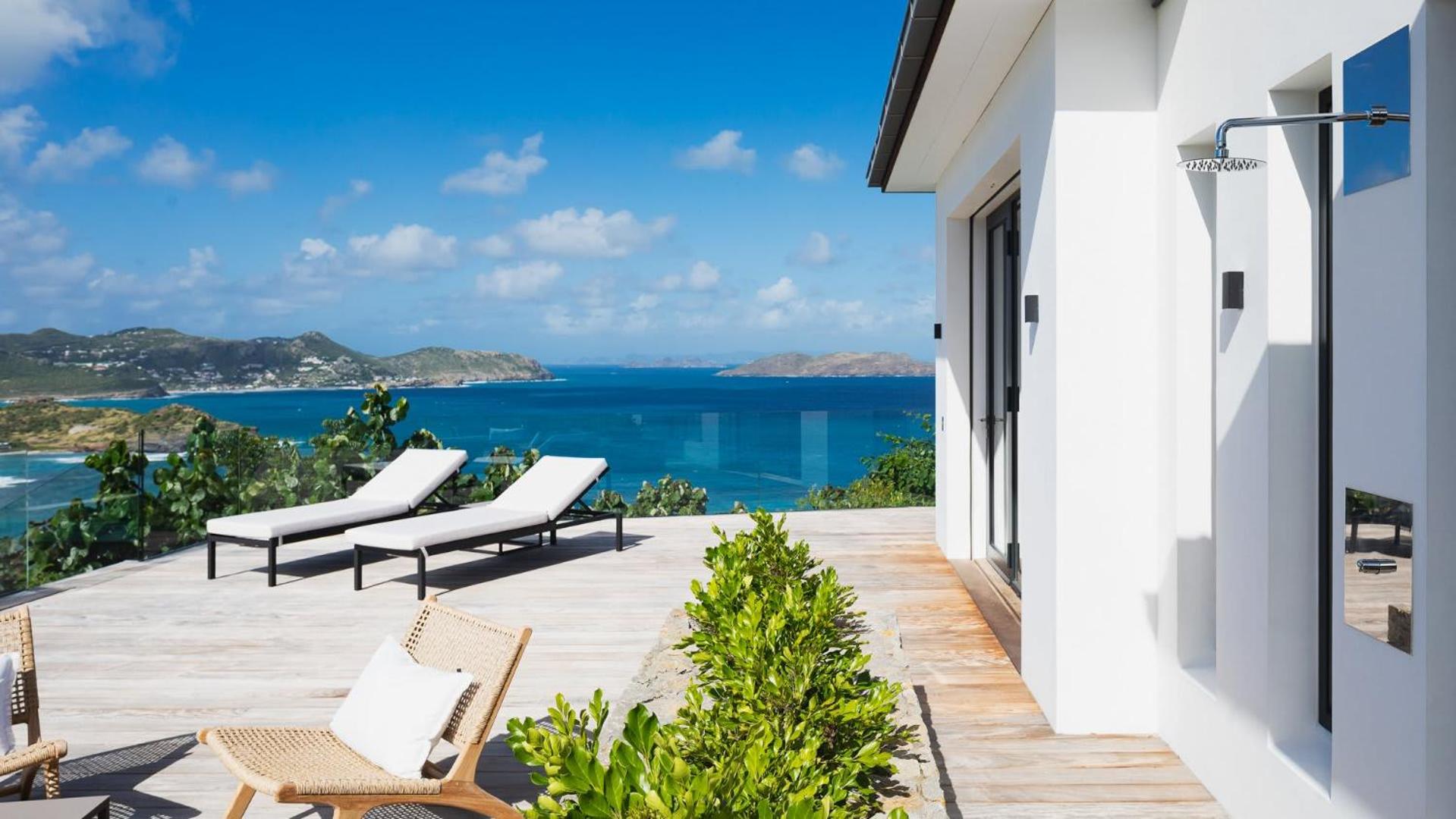Magnificent Villa with Lush Tropical Environment