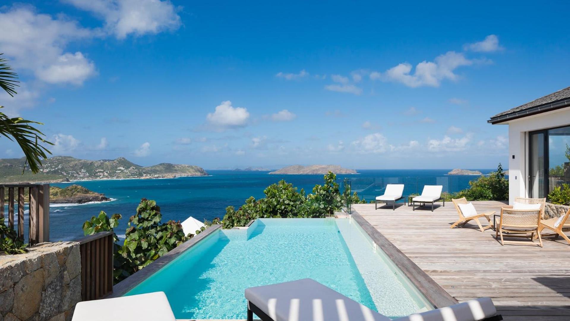 Magnificent Villa with Lush Tropical Environment