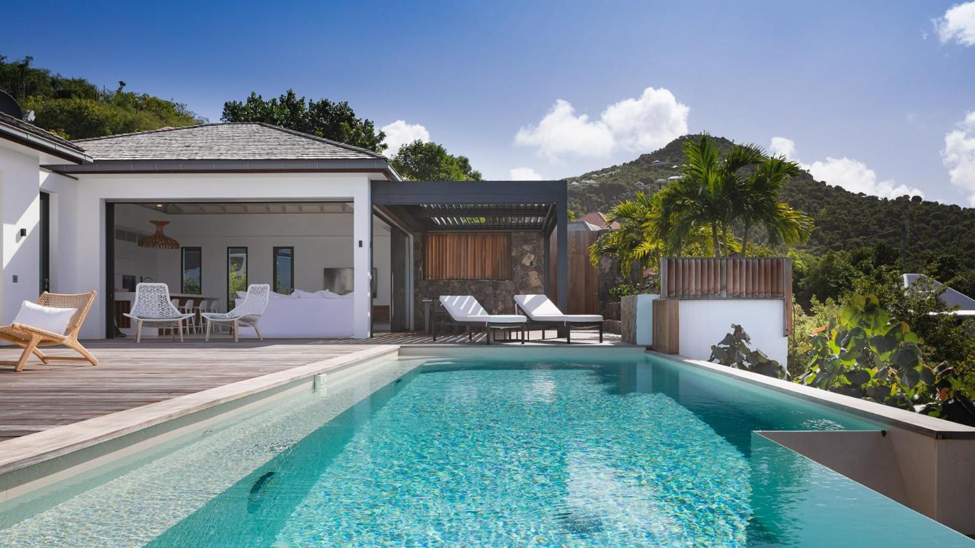 Magnificent Villa with Lush Tropical Environment