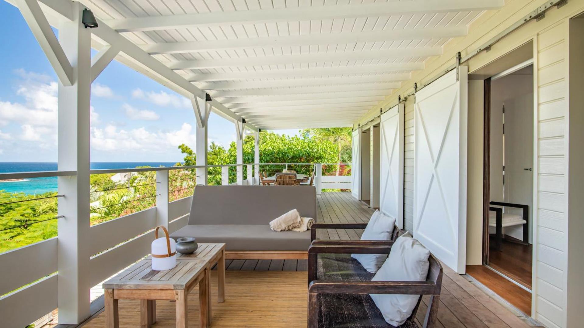 Charming Villa with Contemporary Decoration