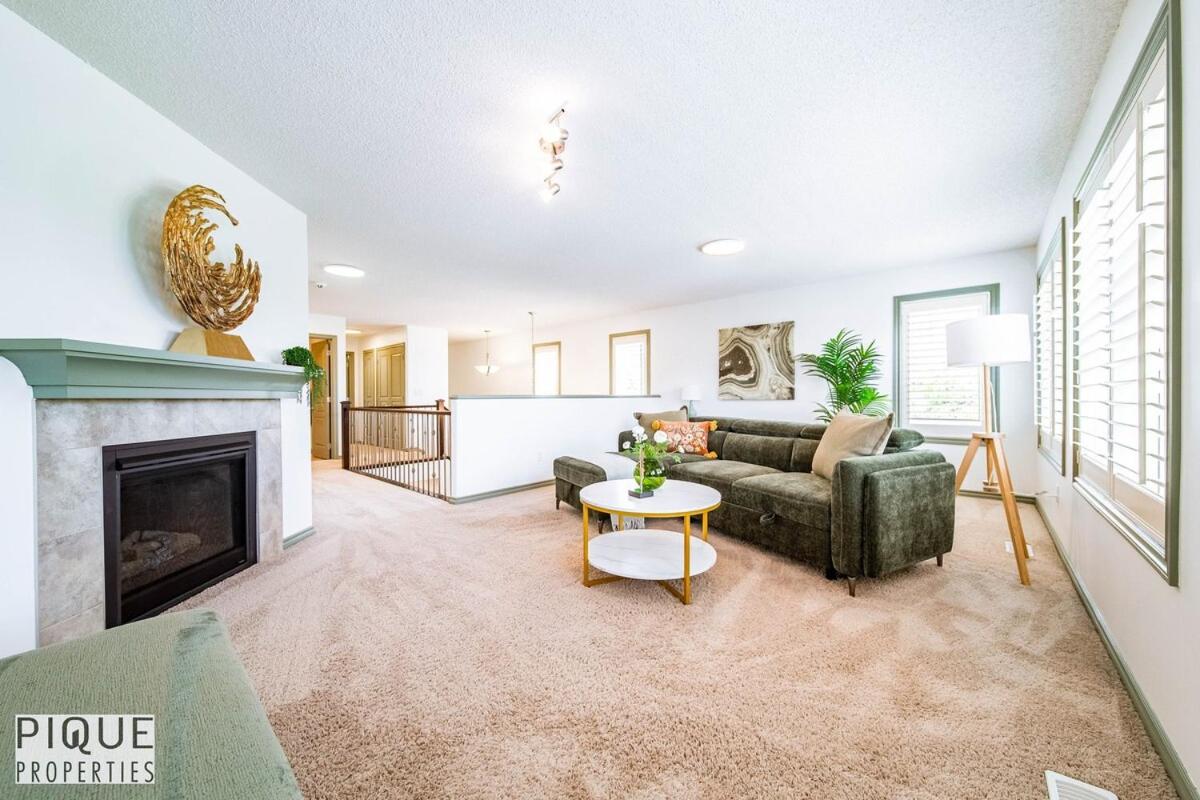 Bright Luxury Home-Hot Tub-Sunroom-King Bed-AC
