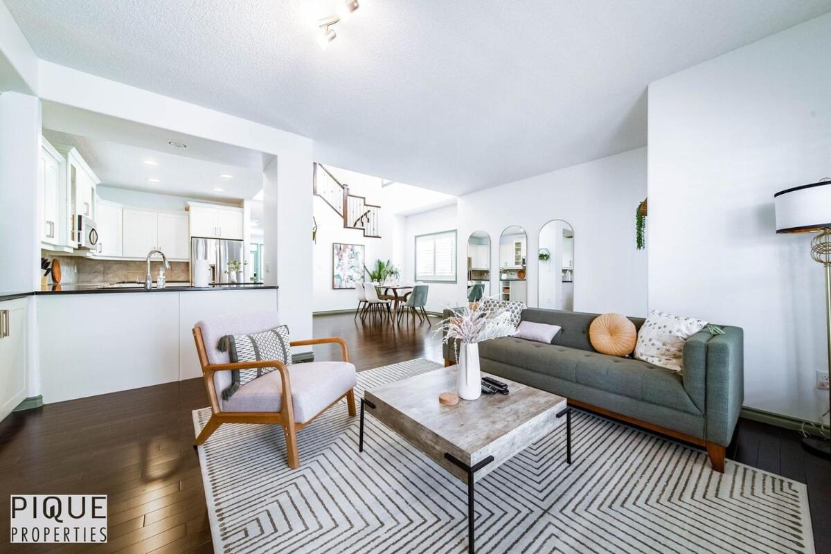Bright Luxury Home-Hot Tub-Sunroom-King Bed-AC