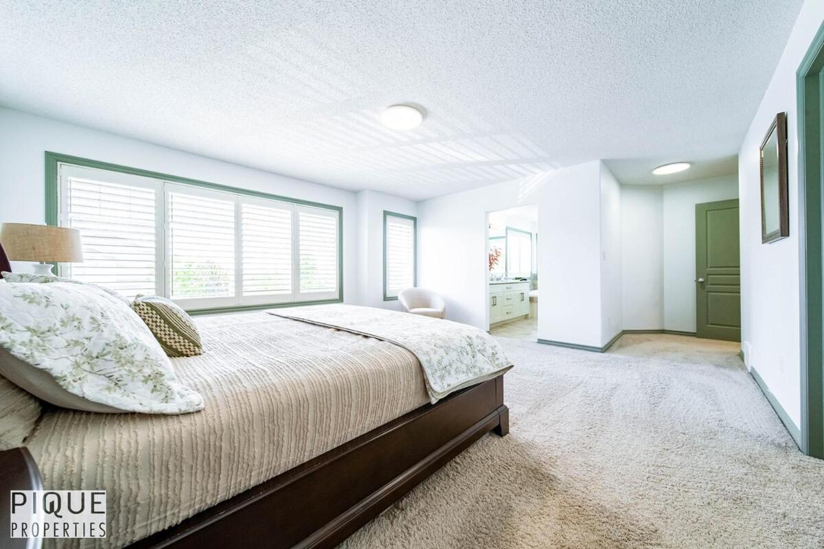 Bright Luxury Home-Hot Tub-Sunroom-King Bed-AC