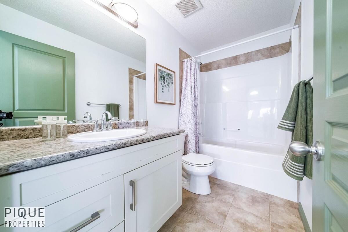 Bright Luxury Home-Hot Tub-Sunroom-King Bed-AC